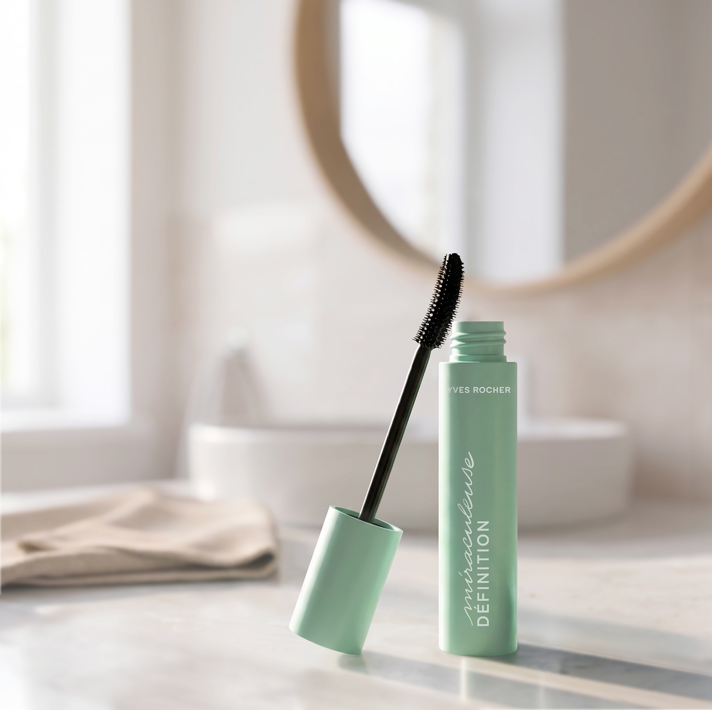 Trousse bijoux et mascara Yves Rocher ensemble, sur plan de salle de bain en marbre
